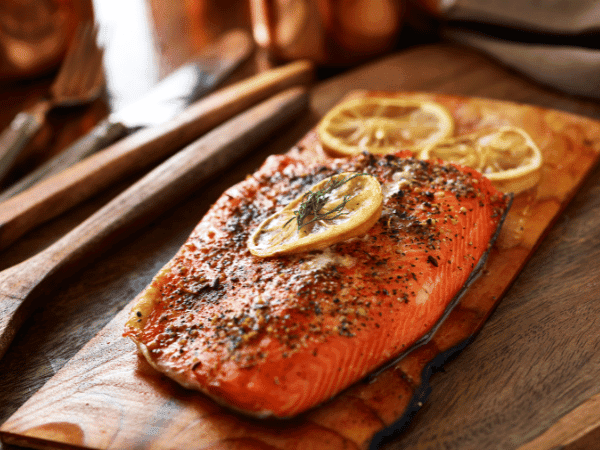 Lachs auf der Planke im Grill